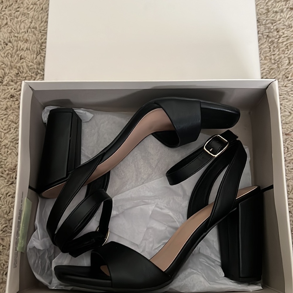 Black Pumps with 4 inch block heel 8.5 - Picture 3 of 3